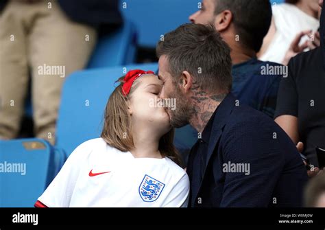 David beckham harper kiss hi-res stock photography and images - Alamy