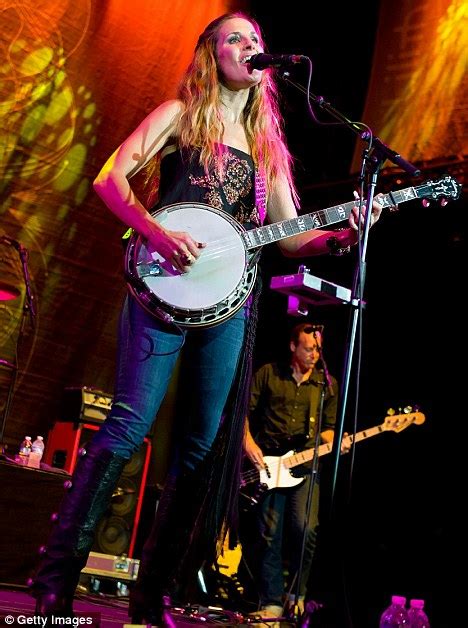 8 Hot Sexy Emily Robison Bikini Pics