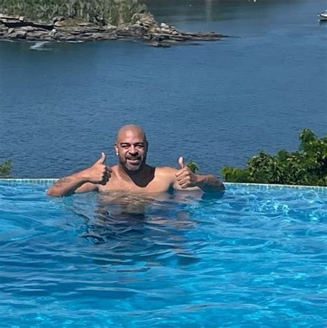 Adriano Posta Os Filhos Na Piscina De Sua Mans O Em B Zios Conhe A