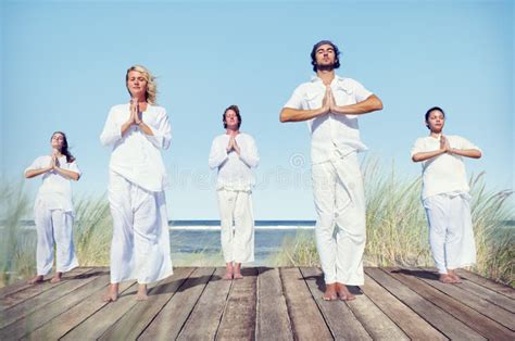 Grupo De Pessoas Que Faz A Ioga Na Praia Foto De Stock Imagem De