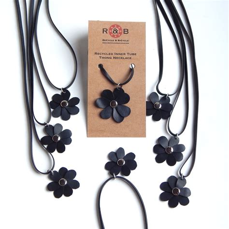 Recycled inner tube flower necklace by ReCycle BiCycle Bijoux à