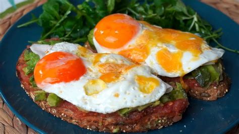 Mi Desayuno Favorito Tostas De Aguacate Tomate Y Huevos Especiales