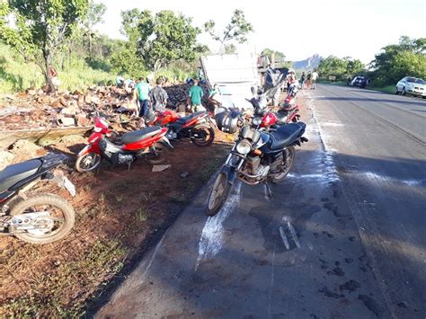 Caminhão carregado de óleo tomba na BR 135 e motorista fica ferido Geral