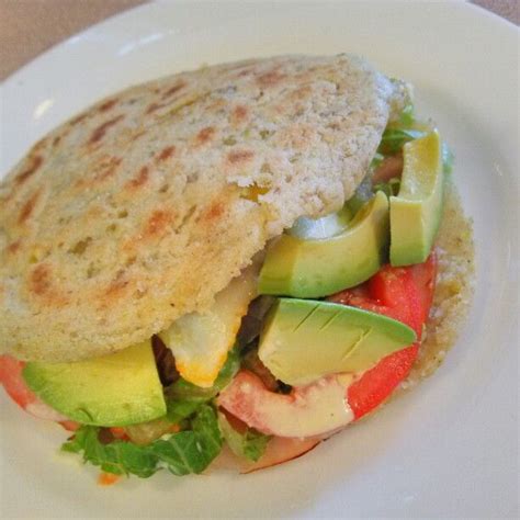 Arepa de plátano con jamón aguacate lechuga y tomate Arepas Meat