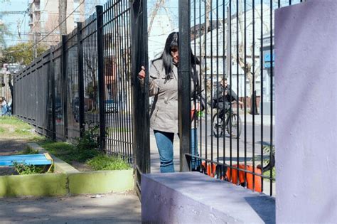 Feliz Joven Latina Llegando Y Entrando Al Parque Para Jugar Con Su Mascota Foto Premium