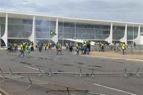 Bolsonaristas Invadem O Congresso E O Planalto Em Manifestação