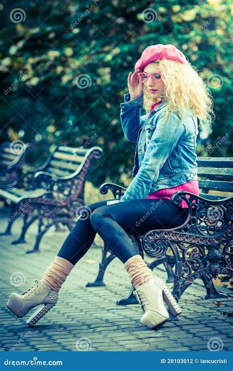 Belle Femme De Mode S Asseyant Sur Un Banc De Stationnement Photo Stock