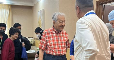 Dr Mahathir Dibenar Pulang Selepas 53 Hari Di IJN Berita Harian