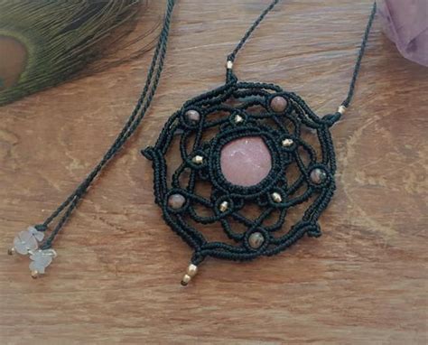 Création unique pour ce collier de style mandala tissé en macramé