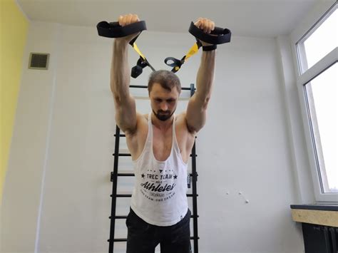 Ćwiczenia na triceps z TRX dla poczatkujących do wykonania w domu