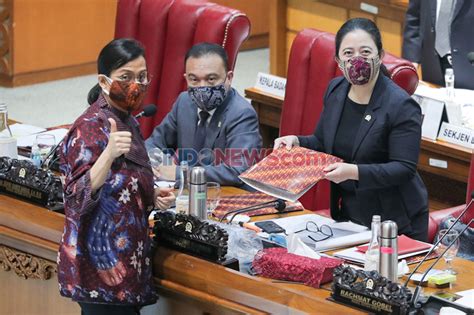 FOTO Menkeu Serahkan Tanggapan Pemerintah Atas Pandangan Umum Fraksi