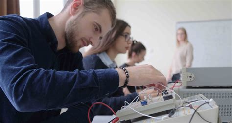 Chile Aprueba Una Nueva Ley De Empleo Juvenil Con Una Jornada De Diez