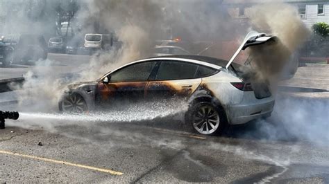 Ha vuelto a pasar Un coche eléctrico ha salido ardiendo y los bomberos