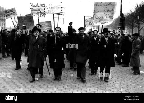 Des émeutes à Paris les manifestants tenant des pancartes France