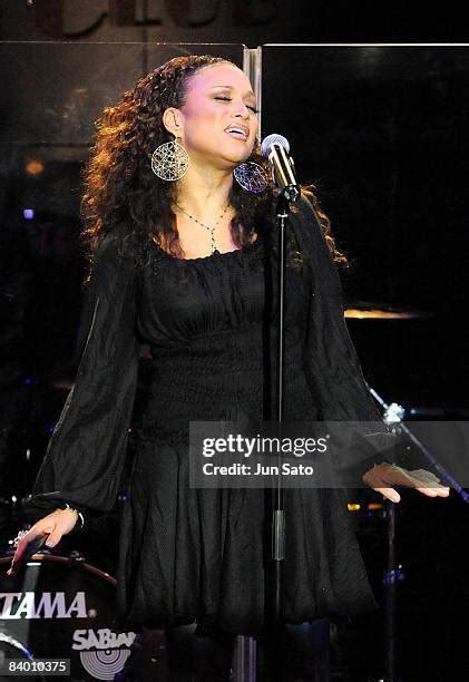 Chante Moore In Concert Photos and Premium High Res Pictures - Getty Images