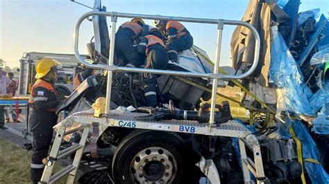 Chocan Dos Camiones En La Autopista Rosario Buenos Aires Un Herido