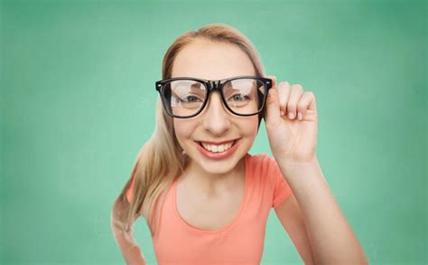 Visión educación y concepto de la gente feliz sonriente mujer joven