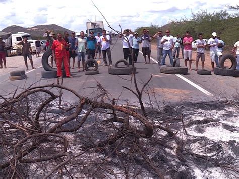 G1 Manifestantes Ateiam Fogo A Pneus E Bloqueiam BR 428 Em Petrolina