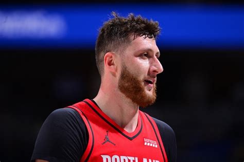 Jusuf Nurkic tenta a compra de vacinas para a Bósnia