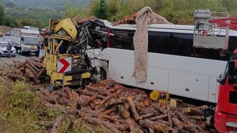 Zonguldak Ta Feci Kaza Kamyon Ile Otob S Kafa Kafaya Girdi L