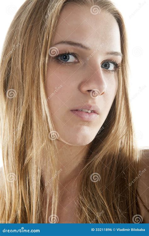 Portrait D une Jeune Blonde Attirante Photo stock Image du modèle maintien