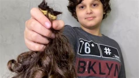 Menino corta cabelo doa para paciente câncer e mãe faz relato