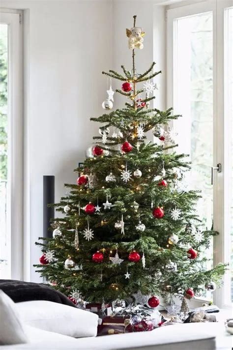 80 Traditional And Unusual Christmas Tree Décor Ideas - DigsDigs