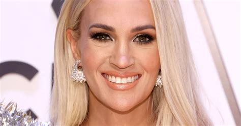 Carrie Underwood Sets Pulses Racing As She Parades Trim Figure In Plunging Bikini Daily Star