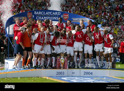 Arsenal celebrate 2004 hi-res stock photography and images - Alamy