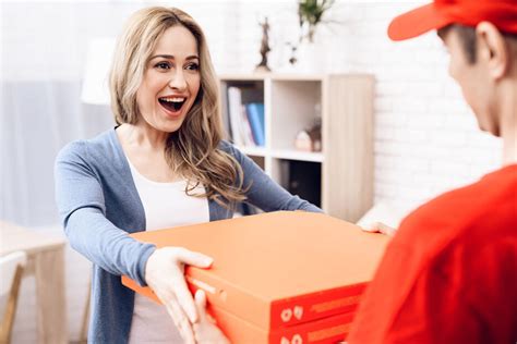 Perverser Pizza Lieferant Beobachtet Kundin Monatelang Heimlich Beim Sex