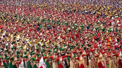 Highlights Pm Modi Watches Bihu Dance By Record 11000 Plus Dancers In