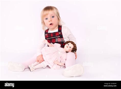 Fille blonde bambin aux grands yeux bleus en robe rouge Banque de photographies et dimages à