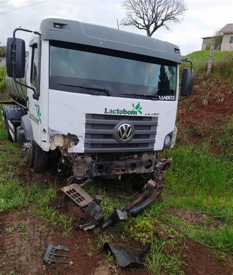 Motorista de carro morre ao bater de frente caminhão na PR 438