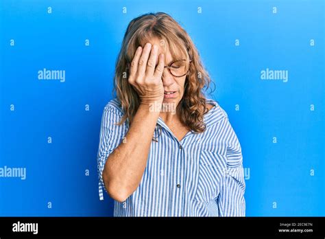 Femme Blonde D Ge Moyen Portant Des V Tements Et Des Lunettes D Contract S B Illonne Fatigu E