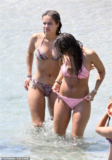 Jessica Alba 43 Dons Pink Bikini To Splash Around Private Beach With Daughter Honor 16