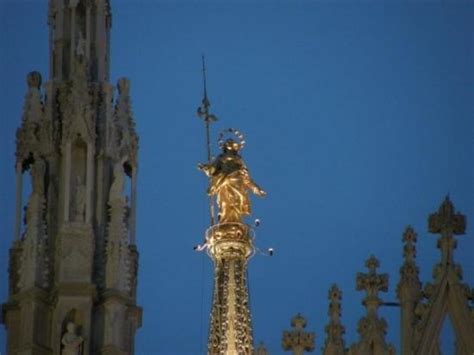 Milan La Madonnina Statue At Night Foto Di Duomo Di Milano Milano