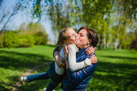 Belle Mère Embrasse Sa Fille Photo Gratuite