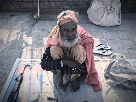 Retrato de ángulo alto de un anciano sentado en la calle Foto Premium