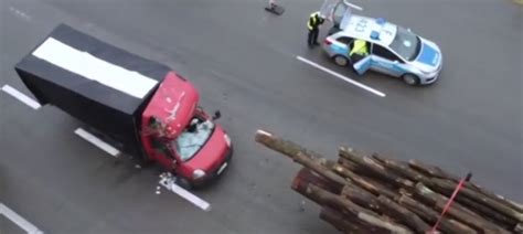 Koszmarny wypadek na autostradzie Potężna kłoda wbiła się w kabinę