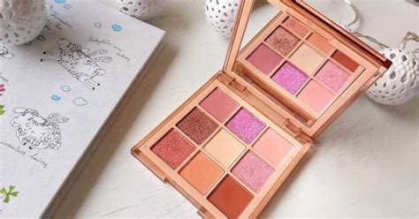 Pirmoji pažintis su Huda Beauty akių šešėliais Light Nude akių šešėlių