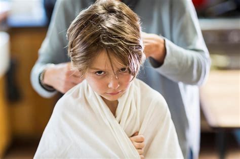 Un Gar On De Six Ans Se Fait Couper Les Cheveux La Maison Par Sa M Re