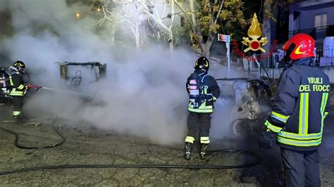 Incendio A Montesilvano Un Camper E Una Smart Divorati Dalle Fiamme