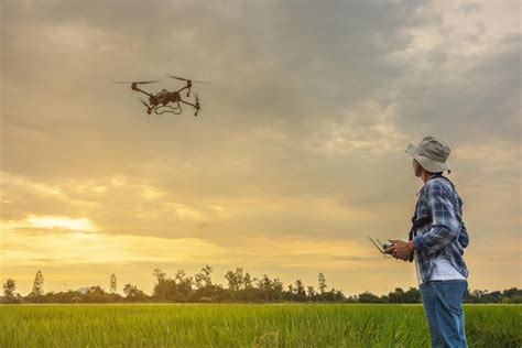 Un Agricultor Con Una Gorra Se Para En Un Exuberante Campo De Trigo