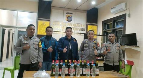 Polsek Marisa Amankan Puluhan Botol Miras Gopos Id