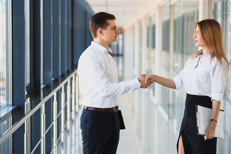 Gente de negocios dándose la mano terminando una reunión Foto Premium