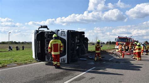 St Leon Rot Lkw Unfall Auf L546 Papier Transporter Kippt Um