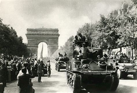 La Libération De Paris Défilé Sur Les Champs Élysées Le 26 Août 1944