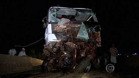 Vídeo Carreta cai de ponte na BR 381 em Sabará MG1 G1