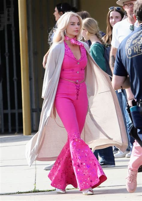 Margot Robbie Brings Retro Cowgirl Vibes to ‘Barbie’ With Ryan Gosling ...