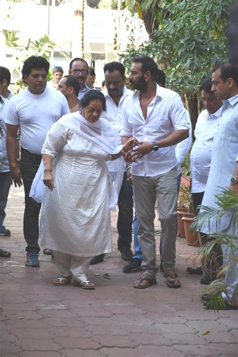 Veeru Devgan Prayer Meeting Ajay Devgn Arrives With Wife Kajol Mom